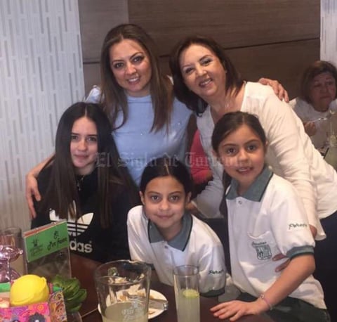 18022018 EN FAMILIA.  Claudia, Elizabeth, Deby, Sofy y Barby disfrutando de gratos momentos.