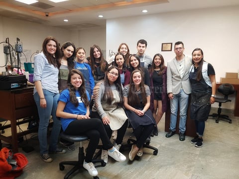 01032018 Alumnos que viajan a Guadalajara para vincularse con la industria joyera y sus profesores, Nelda Cristina Zapat y Pineda Damián.