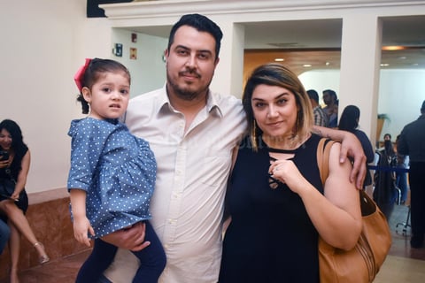 01032018 EN EL TEATRO.  Luciana, Memo y Lineth.