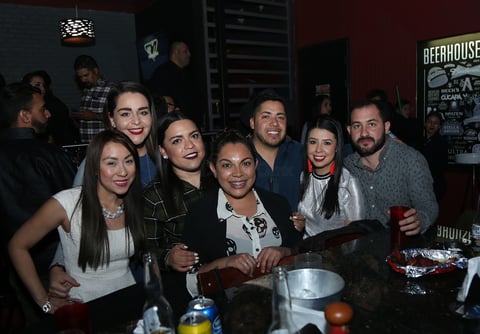 Amigos disfrutan una noche de diversión.