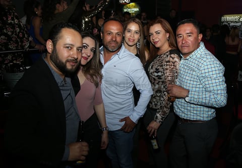Amigos comparten una noche de bar.