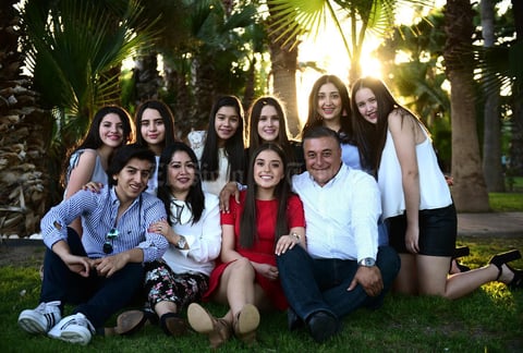 03032018 HOY CUMPLE XV AñOS.  Michelle Ayup Villalobos acompañada de sus papás, Alejandro Ayup del Bosque y Pepis Villalobos Medina, su hermano, Alejandro Ayup Villalobos, y amigas del colegio.