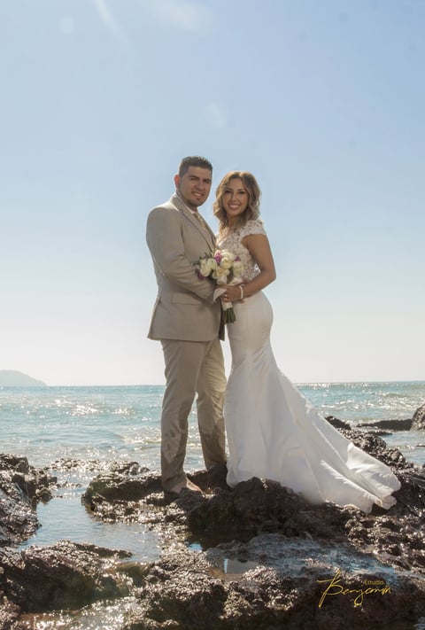 04032018 Pamela Santini se convirtió en esposa de Óscar Lira el 21 de noviembre de 2017 en las hermosas playas de Mazatlán, Sinaloa. La pareja estuvo acompañada por sus padres, Tere Lozano y Jorge Santini; Petra Ortega y Óscar Lira Rizo. Como pajes, acompañaron a la novia hasta el altar: Jan, Gioele y Lucca. Miriam Martínez y Romeo Ortega fueron padrinos de arras, Aracely Santini y Eduardo Ochoa, Eduardo Ochoa y Luis Guerrero, de Biblia y de lazo los papás de los novios. La playa del Hotel Riu Mazatlán se vistió de fiesta al recibir a los recién casados y sus invitados. - Benjamín Estudio