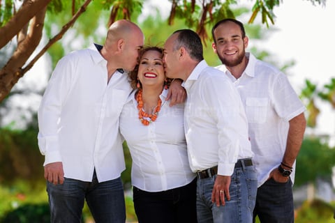 04032018 FESTEJA EN FAMILIA.  Michelle Ayup Villalobos con sus papás, Alejandro Ayup del Bosque y Pepis Villalobos Medina, y su hermano, Alejandro Ayup Villalobos.