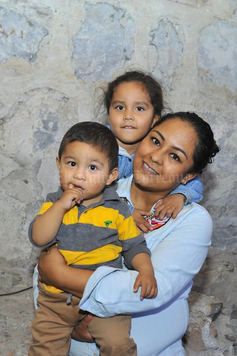 04032018 FELICES.  Claudia, Ángela y Víctor.