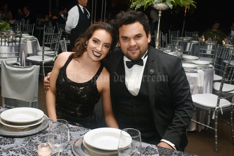 04032018 SE DIVIERTEN.  Karla y Beto.