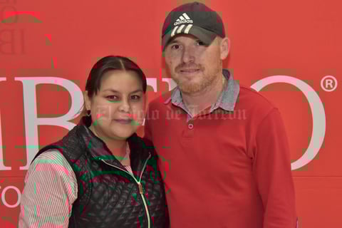 04032018 EN UNA CONFERENCIA.  Mary y Misael.