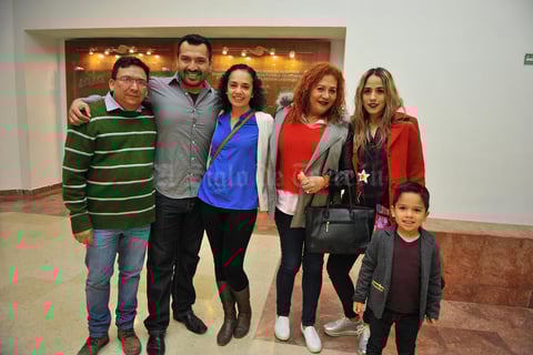 06032018 EN EL TEATRO.  Vicente, Enrique, Alaide, Paty y Sheizay Luciano.