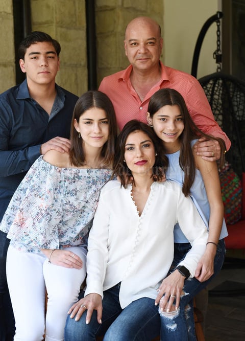 Javier Barba y Lorena Sagarena con sus hijos Timoteo Frida y Silvana
