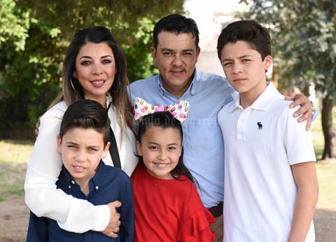 Ramiro Enriquez y Monica Barba con sus hijos  Ramiro Juan Pablo y Maria Jose