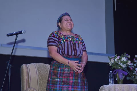 Aunque con casi una hora de retraso, los asistentes al evento esperaron la llegada de la conferencista quien llegó acompañada por la alcaldesa de Lerdo, María Luisa González Achem, en medio de aplausos y una fuerte ovación.