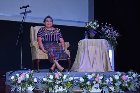 Cientos de laguneros abarrotaron el Teatro Centauro de Ciudad Lerdo para escuchar la Conferencia Magistral que ofreció el Premio Nobel de la Paz 1992, Rigoberta Menchú Tum.