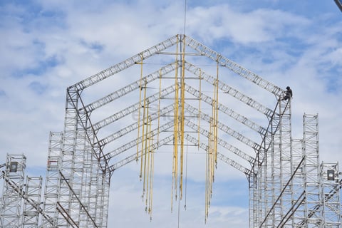 "Antes teníamos otro tipo de estructura, una espacial, ambas hechas en México, sin embargo, está última, de más fácil y práctico ensamblaje. Nosotros necesitamos hacer un cambio de una ciudad a otra en 30 días, tanto en traslado como en montaje", comenta el productor.