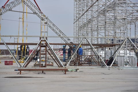 La estructura resiste vientos superiores a los 90 kilómetros por hora. Luego de sufrir un percance en Tuxtla Gutiérrez, donde una tormenta dañó cuatro de las piezas principales de la exposición, les permitió corregir detalles y hacer más fuerte la estructura que ahora se levanta en la Expo-Feria de Torreón.
