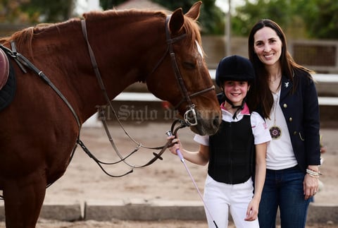 07032018 María Sofía con su mamá, Mariana.