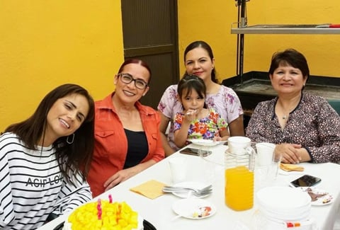 07032018 CELEBRA SU CUMPLE.  Erika acompañada de Luz, Vanessa, Andrea y Rocío.
