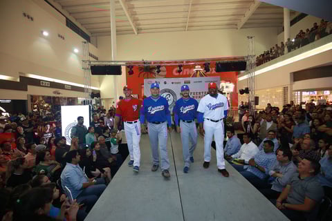 Mientras que Héber Gómez lució el alternativo. Jonathan del Campo lució los colores de gira.