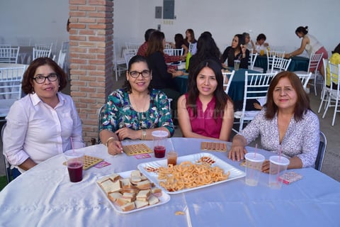 11032018 AYUDAN Y SE DIVIERTEN.  Lilia, Lucy, Lizeth y Amparo.