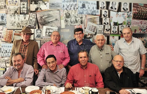 12032018 DULCE CELEBRACIóN.  Dulce Casas, acompañada de amigos y familiares, en su festejo de cumpleaños.