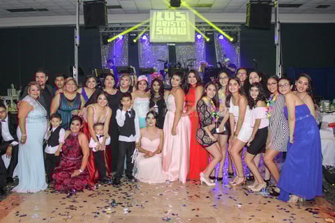11032018 Valentina acompañada por su abuelita, Juana María, y sus primas, Sandra, Tania, Karla, Claudia, Edna, Alejandra y Belén.