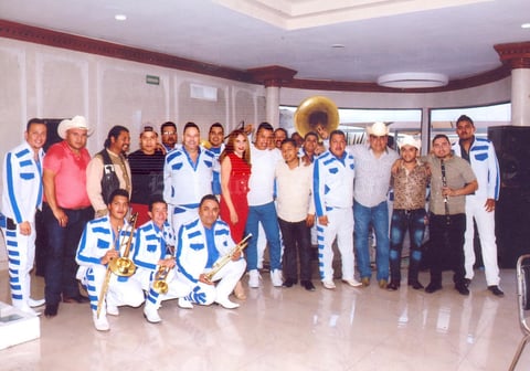 11032018 REUNIóN ENTRE AMIGOS.  Rosbel, Fer, Lalo, Cristy, Nacho, Jr., Miguel, Carlos y Julio en la fiesta anual Impresión Coppel 2018, donde amenizó la Banda Arrasadora del Desierto.