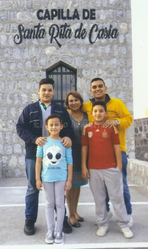 11032018 EN FAMILIA.  Lilia E. de Hoyos en compañía de sus nietos, César, Marcelo, Franco y Jimena.