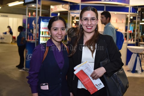 12032018 POSAN PARA LA FOTO.  Gaby y Mayte.