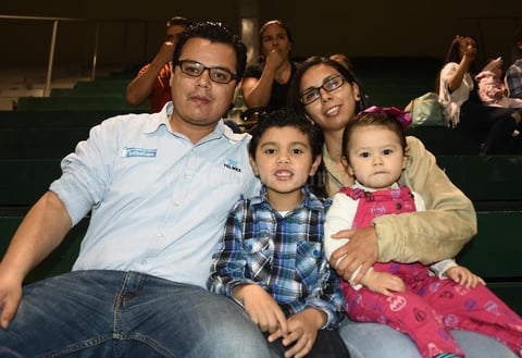 14032018 CELEBRA SU CUMPLEAñOS.  Christian Arat Giacomán acompañado de sus hijas, Alessandra y Camila.