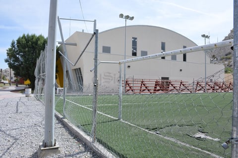 Piden vigilancia. Focos quebrados, daños en las mallas y en las canchas de futbol, así como en los vidrios, proliferan en el lugar. (FERNANDO COMPEÁN)