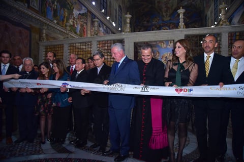 Durante el primer recorrido se pudo apreciar el trabajo de decenas de artesanos mexicanos que de manera escultórica recrearon los detalles tridimensionales de la capilla, un trabajo en resina que además es pintado a mano.