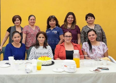 18032018 MUCHAS FELICIDADES.  Erika Rodríguez con algunas de las invitadas a su festejo.