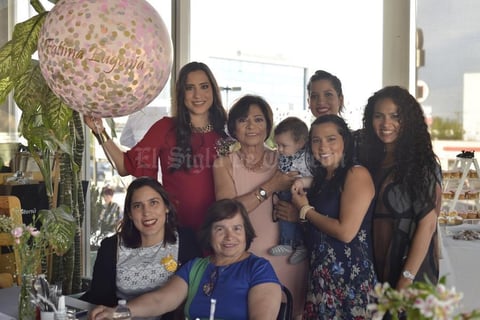 18032018 Yocelyn Torres Téllez en compañia de amigas y familiares.