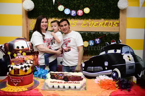 18032018 FELIZ CUMPLEAñOS.  Óscar Damián Fuentes Iturriaga con sus papás, Claudia Cecilia Iturriaga de Fuentes y Óscar Fuentes Chávez.