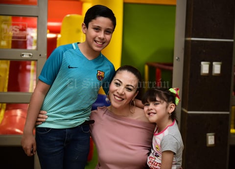 18032018 EN FAMILIA.  Eunice Martínez con sus hijos, Diego y Ximena Chávez Martínez.