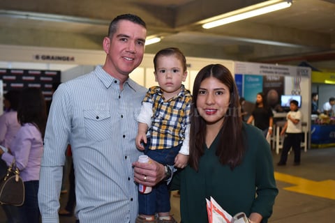 19032018 POSAN PARA LA FOTO.  David, Eunice y David G.