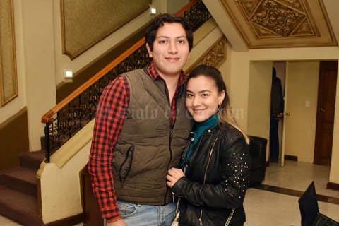 18032018 EN EL TIM.  Santiago y Karla.