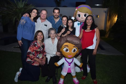 La festejada con sus seres queridos