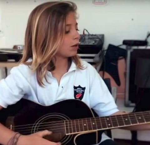 Izan Llunas incursionó en el programa La Voz Kids en España.