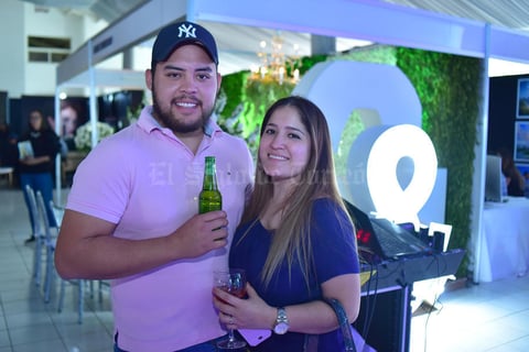 22032018 POSAN PARA LA FOTO.  Roberto y Erika.