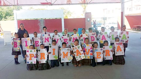 26032018 RECIBEN LA PRIMAVERA.  Alumnos de 3° 'A' de la Escuela Primaria General Gregorio A. García.