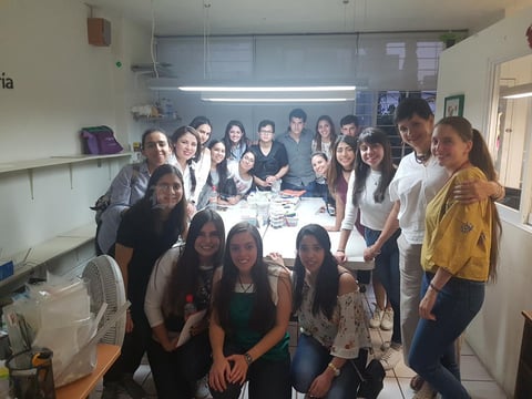 27032018 Alumnos del Semestre I con la diseñadora Flora María y Nanda en la empresa Flora María 'Joyas de la Tierra'.