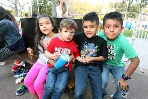 Pequeños disfrutan de los juegos.