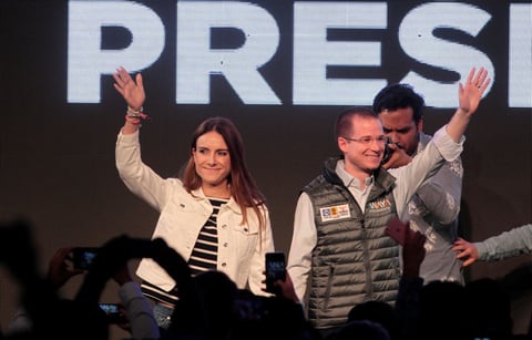 Ricardo Anaya Cortés y su esposa Carolina Martínez Franco, durante el inicio de su campaña, en Ciudad de México.