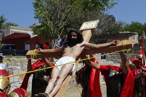 Jesús fue crucificado. Su muerte fue lenta y dolorosa.