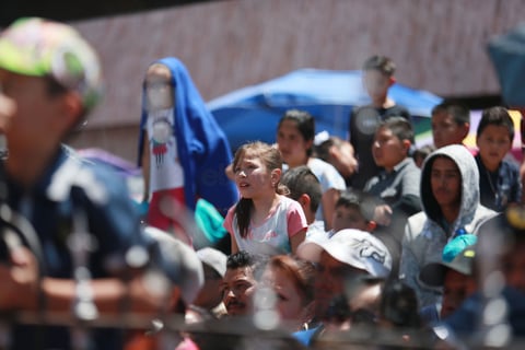 El intenso calor no fue impedimento para que alrededor de dos mil feligreses se congregaran a participar como espectadores.