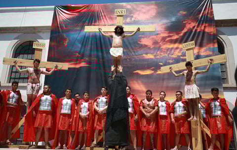 Representar a Jesús, a Adrián le costó por lo menos tres meses de preparación tanto espiritual como física.