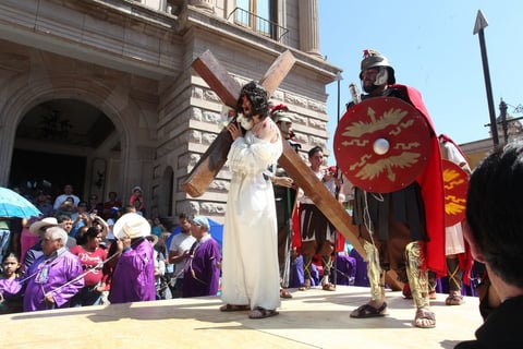 Los espectadores, con respeto observaron la representación del sacrificio del hijo de Dios