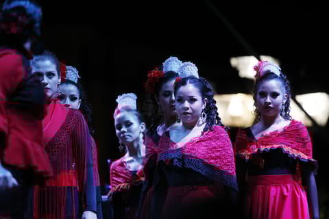 Niños, jóvenes y adultos hacían espacio para que el contingente siguiera su camino ante el crepúsculo del atardecer con la banda de guerra del Colegio Militarizado de Durango y la banda de música de Nicho Gallardo al frente.