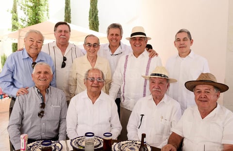 31032018 CELEBRA SU CUMPLEAñOS.  Rafael Díaz con algunos de sus invitados.