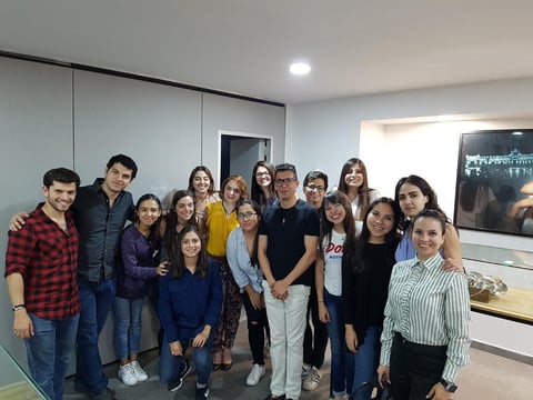 31032018 POSAN PARA LA FOTO.  Alumnos del Semestre I junto a la diseñadora Jazmín Villar, Rosario Olloqui y Pineda Damián.